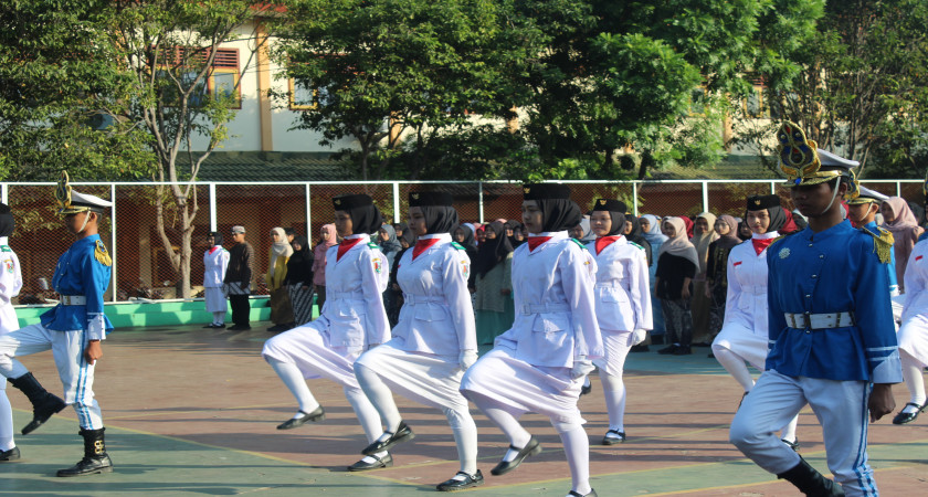 SMKN 2 TUBAN GELAR UPACARA HUT KE-80 RI DENGAN BALUTAN KEINDAHAN BAJU ADAT NUSANTARA