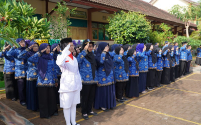 Peringatan Hari Pahlawan SMK Negeri 2 Tuban, Meski di Hari Minggu Tetap Khidmat dan Penuh Antusiasme
