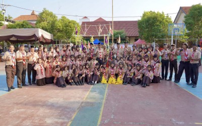 SEMARAK PERKEMAHAN PENERIMAAN TAMU AMBALAN & MOP 2025 DI SMKN 2 TUBAN RESMI DIBUKA, RATUSAN PESERTA PADATI BUMI PERKEMAHAN